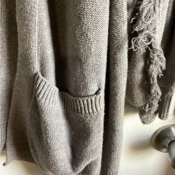 Belle by Bellini 3x grey long sweater/duster. awesome fringe sleeves - Picture 4 of 9